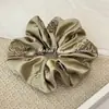 Elástico de Cabelo de Cetim Camélia Estilo Chanel com Design Floral de Alto Padrão, Laço de Cabelo Moderno com Detalhe Floral