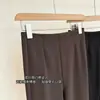 Super confortável! Calças pretas, de corte justo, levemente abertas na barra, que fazem suas pernas parecerem mais longas e finas! Calça preta minimalista de corte reto sem cós