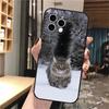 Capa de celular para iPhone 15 com vazamento lateral dominador de gato birmanês