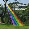 Las líneas de arcoíris son populares en jardines de infancia, centros comerciales, lugares turísticos y se pueden usar para colgar líneas de arcoíris en los árboles.