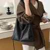 Bolsa transversal, bolsa de ombro de grande capacidade, bolsa tecida de estilo nicho versátil, bolsa para o dia a dia, nova bolsa popular de 2026 para usar sob o braço