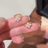 Brincos de Flor de Trevo de Quatro Folhas com Pérola Pequena Exquisita Galvanizados a Ouro Real Mini Versátil para o Dia a Dia Elegante Moda