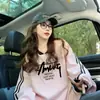 Estilo Caliente 2025 Sudadera Única con Cuello en V Holgada para Mujer, Estilo Perezoso Estampado de Letras Versión Grande para Gorditas, Top Casual que Adelgaza