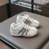 Tênis de treino alemão para crianças, novo modelo de outono, cano baixo com velcro, tênis esportivo unissex para bebês, tênis casuais leves para corrida com sola macia