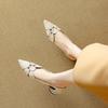Elegantes Sandalias de Punta Descubierta para Mujer Verano Nuevo Estilo 2025 Punta Afilada Piel Vacuna Tacón Grueso Tacón Medio Blanco Laterales Huecos Zapatos de Mujer