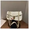Bolsa feminina 2026 novo modelo, design de nicho, casual, única, moderna, bolsa de ombro sob o braço, bolsa quadrada pequena transversal com corrente