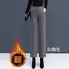 Calças de inverno femininas, forradas com fleece, perna larga, comprimento médio, adequadas para mulheres de meia-idade, calças compridas de outono e inverno, versáteis para sobreposição, calças cropped