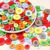 Fornecimento Direto de Botões de Resina Coloridos e Versáteis para Roupas Infantis, Botões de Quatro Furos em Vários Tamanhos, Modernos para Casacos, Camisas e Decorações de Punho