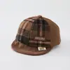 Al por mayor Otoño 2026 Lana Cálida Gorra de Pato para Bebé Estilo Coreano Serie a Cuadros para Niños y Niñas Sombrero de Ala Suave de Moda para Bebé