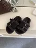 Novas Pantufas de Lã Cashmere Outono/Inverno 2026 Uso Externo Chinelos com Fivela de Couro Chinelos Femininos de Couro Fosco com Solado Grosso de Algodão