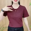 7152 # Nova Moda Camiseta Casual de Manga Curta Plus Size com Apliques de Strass, Estampa de Letras, Botões, Blusa Estilosa e Rejuvenescedora que Cobre a Barriga