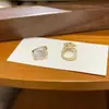 Pendientes de camelia únicos para mujer, nuevos pendientes explosivos de 2024, diseño de nicho, ligeros, lujosos y elegantes de alta gama.