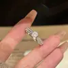 Anillo de princesa para mujer, anillo de imitación de diamante, anillo de imitación de moissanita, anillo cerrado, diseño de nicho, sensación de alta gama, venta al por mayor de anillos de diamante