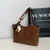 Bufanda de Seda Elegante Europea y Americana 2026 Estilo Nuevo Personalizada Simple Gran Capacidad Retro Color Sólido para Viajes Diarios Bolso Tote de Hombro Único para Mujer