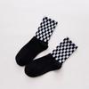 Calcetines de mujer tablero de ajedrez a cuadros Primavera y Otoño Nueva Moda medias de mujer japonés marrón negro y blanco a cuadros calcetines de felpa al por mayor