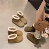 Botas de nieve cortas feas lindas de celebridad de internet para mujer invierno 2026 nuevas de fondo plano con felpa engrosada zapatos tipo Birkenstock zapatos de algodón cálidos estudiante