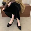 Sapatos Mary Jane pontudos, elegantes e sofisticados, em estilo francês, com detalhes de tachas, perfeitos para mulheres no outono e inverno de 2026, e projetados para figuras petite.