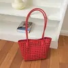 Conjunto de dos piezas de moda casual nuevo tejido de gran capacidad con diseño calado, bolso de hombro para el trabajo, bolso tote para llevar debajo del brazo