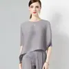 026 Top plisado para mujer, diseño moderno, estilo nicho Issey Miyake, nueva camiseta asimétrica holgada talla grande, elegante para mujer