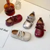 Sapatos de couro infantis 2026 primavera e outono novos versão coreana sapatos de princesa para meninas sapatos casuais de peça única mocassins de sola macia