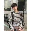 Camiseta de manga comprida listrada estilo coreano, corte relaxed, retrô, unissex, modelagem solta, top chique e estiloso para casais