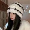 Gorro de felpa a rayas con bonito diseño de oso para mujer, gorro de punto con protección para las orejas, cálido y moderno para estudiantes.
