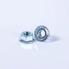 Tuerca hexagonal con brida y dientes Grado 8, tuerca hexagonal con brida y dientes de cabeza hexagonal de alta resistencia con zinc azul-blanco, tuerca antideslizante