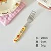 Conjunto de talheres quadrado com cabo de cerâmica em aço inoxidável 304, incluindo uma colher e um garfo na cor creme, um design fofo de urso de pão, e facas e garfos de churrasco