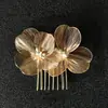 Acessório de Cabelo para Noiva Estilo Coreano Novo Super Delicado Flor Dourada Pente de Cabelo Feito à Mão Vintage Barroco Triângulo Presilha de Garra Véu de Casamento