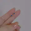 Pendientes de Botón Flor Hueca Perla Azul Jade con Diseño Único, Modernos, Lujo Ligero, Compactos y Exquisitos, Venta Directa del Fabricante