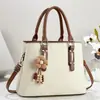 Bolsa Feminina Texturizada Elegante para o Dia a Dia com Pingente Floral, Bolsa de Mão com Alça de Ombro, Bolsa Transversal para o Trabalho Diário, Bolsa para o Trabalho