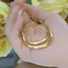 Europa y Estados Unidos populares aretes de anillo con elemento de seda tirada nuevo temperamento exagerados alta sensación de diseño de nicho tendencia de moda arete mujer