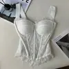 Top de renda branco para o verão com um design puro e sedutor, acinturado e emagrecedor, sem alças e com alças finas