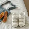 Zapatos planos blancos con puntera reforzada de lunares y cierre de velcro para mujer, nuevo modelo otoño 2026, zapatillas casuales ligeras versátiles para estudiantes