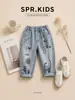 Conjunto de otoño estilo coreano para niños: una chaqueta vaquera de niño con cuello, una camisa de manga larga a rayas y pantalones vaqueros con estampado de grafiti - un conjunto casual