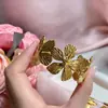 Pulsera floral retro elegante nueva europea y americana no se decolora oro de 18K apertura ajustable pulsera de acero de titanio joyería para mujeres
