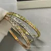 Pulseira V dourada de alta qualidade com padrão de diamante para mulheres, versões estreita e larga, gravação de precisão CNC, pulseira de luxo leve estilo Chanel, atacado do fabricante e entrega direta