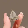 Broche de Luxo com Design de Vela Suave para Homens e Mulheres, Apresentando um Pequeno Pin de Veleiro, Fecho Anti-Exposição e Acessório para Lapela de Terno