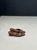 Sandálias Pontudas Simples Estilo Retrô First Encounter com Salto Grosso Chinelos de Salto Alto para Mulheres Uso Externo de Verão Sandálias que Aumentam a Altura