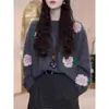 Um deslumbrante traje de inverno: um suéter jacquard floral retrô e artístico combinado com uma saia midi de cintura alta, criando um conjunto chique e moderno