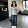 Conjunto de moletom estilo universitário para meninas para primavera e outono com camisa polo de gola jeans, um conjunto de duas peças estiloso e moderno para crianças mais velhas