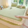 2026 Nova Classe A 200g Espessado Leite Fleece Renda Lençol de Elástico Estilo Coreano Estampado Acolchoado Roupa de Cama Protetor de Colchão
