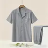 Nuevos Pijamas Frescos de Algodón para Hombre 2026, Manga Corta y Pantalón Largo de Verano, Ropa de Casa Casual Simple de Alta Gama (Oro)