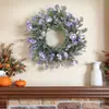 1 Pieza Corona Rústica Artificial de Eucalipto Morado con Lirios y Margaritas Corona Floral Artificial Estilo Granja para Puerta Principal, Flores Artificiales para Exteriores de Primavera Verano Durante Todo el Año, Corona de Flores Moradas y Follaje para Decoración de Pared Interior