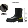Botas Chelsea de couro macio estilo Martin para mulheres, novo estilo outono 2025, botas finas que aumentam a altura para mulheres baixinhas, com sola grossa e salto grosso.