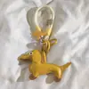 Colgante pequeño de diseño de perro salchicha blanco, cordón para funda de teléfono móvil, cinturón tejido, colgante corto portátil con clip universal