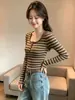 Top de base a rayas para mujer, nuevo estilo coreano, otoño e invierno, sentido del diseño, versátil, elegante, manga larga de otoño e invierno, cuello medio abierto, top ajustado