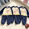 Conjunto infantil, estilo coreano, design novo, moletom redondo de manga longa em blocos de cor e renda na cor bebê com calça jogger combinando, doce conjunto de duas peças