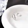 Brincos de Zircônia em Forma de Coração com Diamantes de Linha Única de Luxo Leve Transfronteiriços Europeus e Americanos para Mulheres, Presilhas de Orelha e Brincos Versáteis de Temperamento Simples e Modernos Atacado
