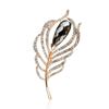 Broche de plumas de pavo real estilo coreano para mujer, con ramillete de cristal de imitación, combina con todo, diseño elegante, accesorio de ropa.